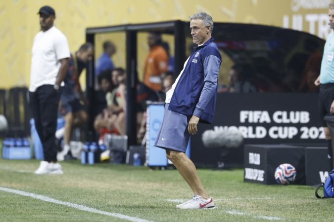 O técnico do PSG, Luis Enrique, observa o jogo entre Paris Saint-Germain e Bayern de Munique pela Copa do Mundo de Clubes da FIFA