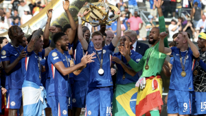 Jogadores do Chelsea, incluindo Cole Palmer (C), comemoram com o troféu após a vitória na final da Copa do Mundo de Clubes da Fifa 2025 contra o Paris Saint-Germain