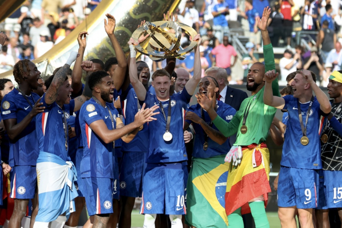 Jogadores do Chelsea, incluindo Cole Palmer (C), comemoram com o troféu após a vitória na final da Copa do Mundo de Clubes da Fifa 2025 contra o Paris Saint-Germain