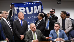 Deputados exibem bandeira de Trump