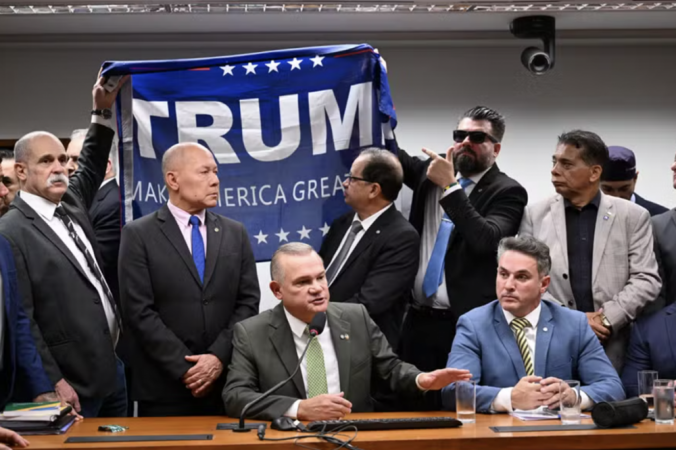 Deputados exibem bandeira de Trump