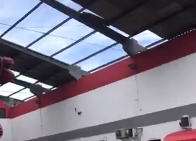 Quartel do Corpo de Bombeiros de Caraguatatuba, litoral norte de São Paulo, ficou sem telhas