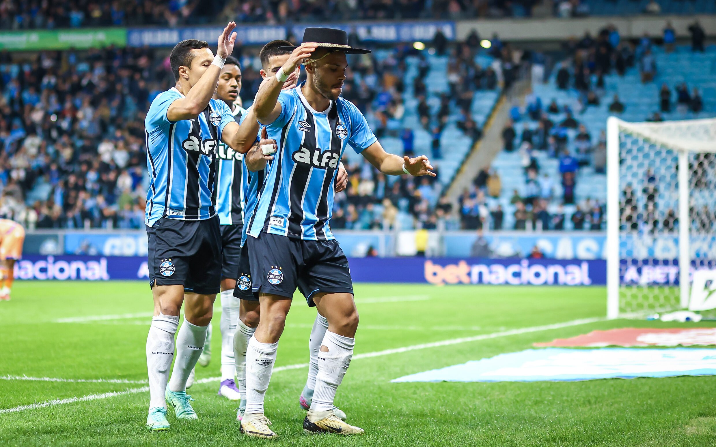 Braithwaite comemora um de seus gols na vitória do Grêmio sobre o Fortaleza. 