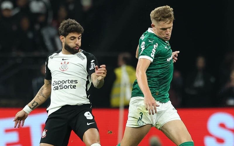 Bruno Fuchs durante disputa de bola com Yuri Alberto 