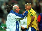 O t&eacute;cnico da brasileira sele&ccedil;&atilde;o, M&aacute;rio Jorge Lobo Zagallo (e), consola o atacante Ronaldo ap&oacute;s derrota na final da Copa de 98 para a Fran&ccedil;a em partida realizada no Stade de France