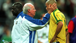 O técnico da brasileira seleção, Mário Jorge Lobo Zagallo (e), consola o atacante Ronaldo após derrota na final da Copa de 98 para a França em partida realizada no Stade de France