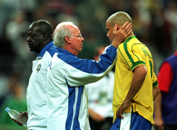 O técnico da brasileira seleção, Mário Jorge Lobo Zagallo (e), consola o atacante Ronaldo após derrota na final da Copa de 98 para a França em partida realizada no Stade de France