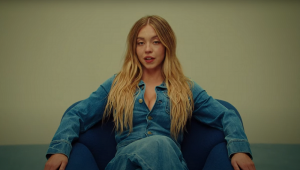 Efeito Sydney Sweeney: campanha com atriz impulsiona ações de marca de jeans