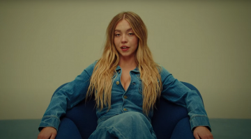 A atriz Sydney Sweeney é a protagonista da campanha da marca de jeans American Eagle