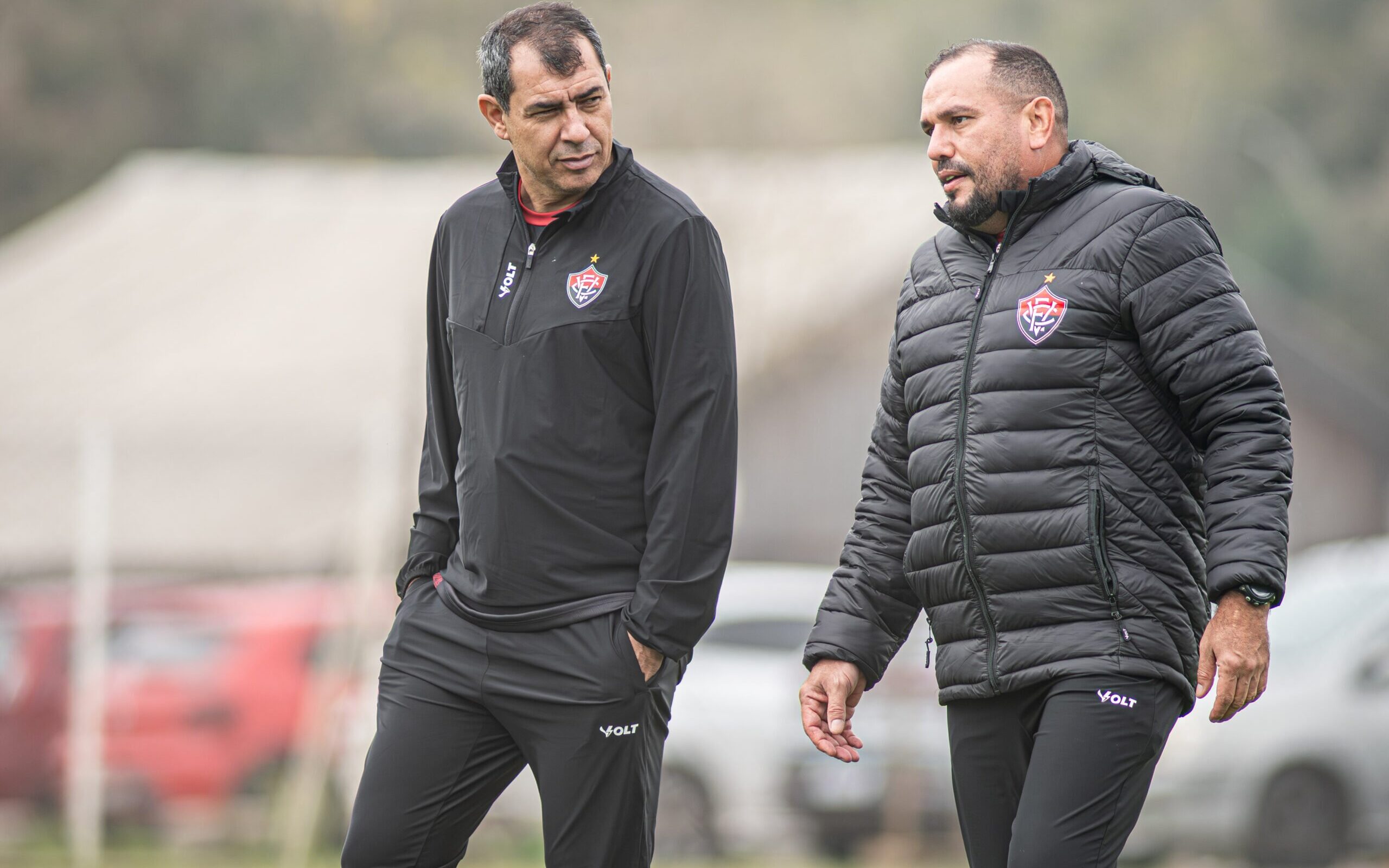 Carille conversa com auxiliar em treino do Vitória 
