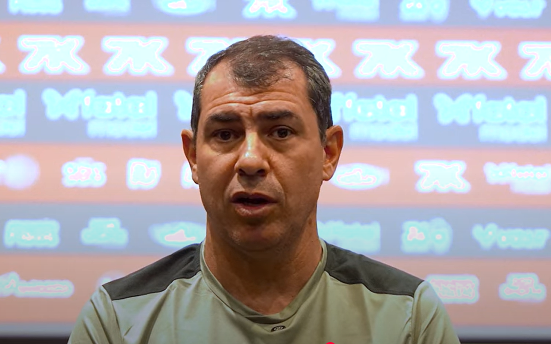 Carille em entrevista de apresentação no Vitória 