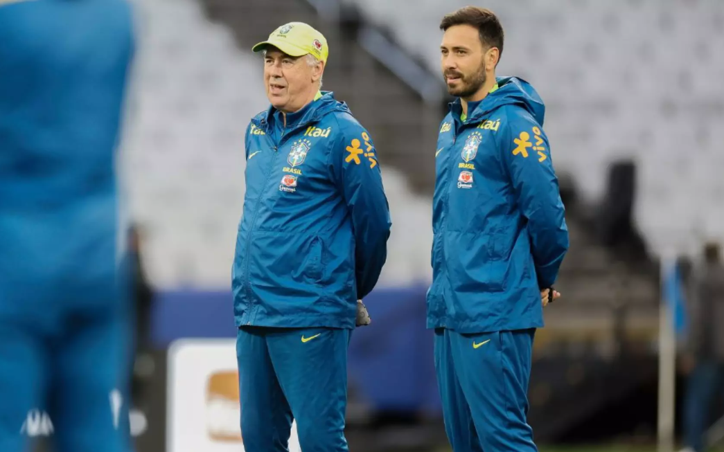 Carlo Ancelotti ao lado do filho Davide durante treino da Seleção Brasileira 