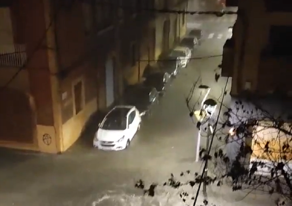 Rua inundada na cidade de Tarragona, região da Catalunha