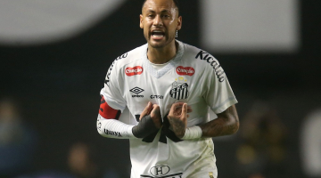 Neymar, do Santos, reage na partida entre Santos e Internacional