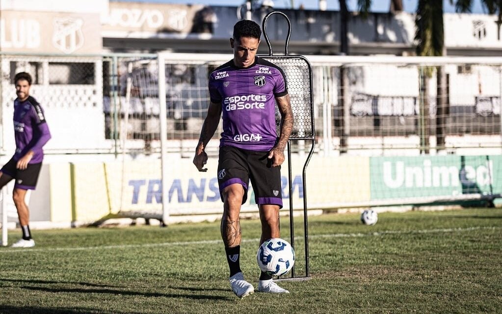 Ceará durante treino 