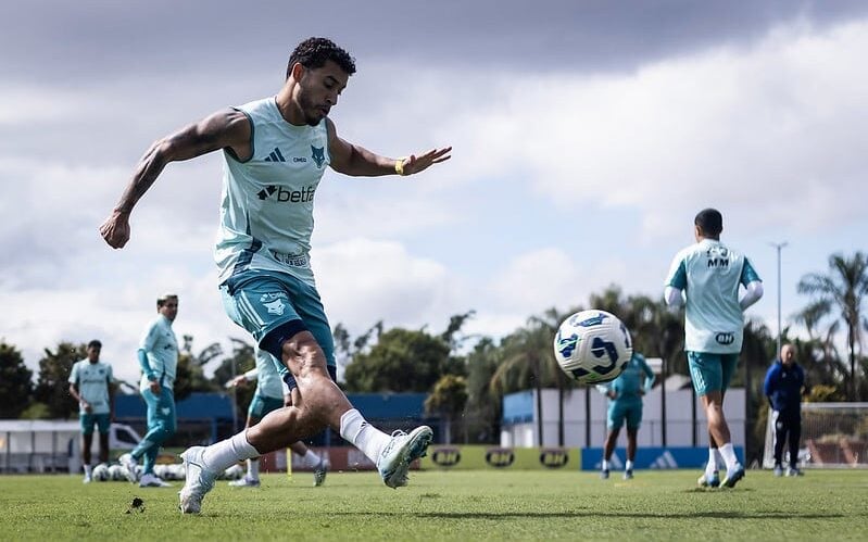 Com dores no quadril, William é dúvida para jogo do Cruzeiro contra o Fluminense, no Maracanã 