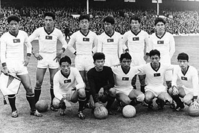 Seleção norte-coreana perfilada antes de jogo da Copa do Mundo de 1966