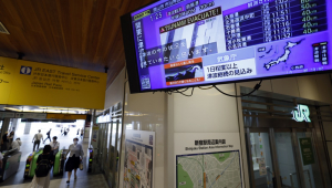 Uma tela de televisão em uma estação de trem exibe notícias sobre tsunami após um terremoto de magnitude 8,7 ocorrido na Península de Kamchatka, em Tóquio, Japão, em 30 de julho de 2025. A Agência Meteorológica do Japão emitiu um alerta de tsunami após um terremoto de magnitude 8,7 atingir a Península de Kamchatka. Várias empresas ferroviárias suspenderam alguns serviços de trem após o alerta de tsunami. (Japão, Tóquio) EFE/EPA/FRANCK ROBICHON