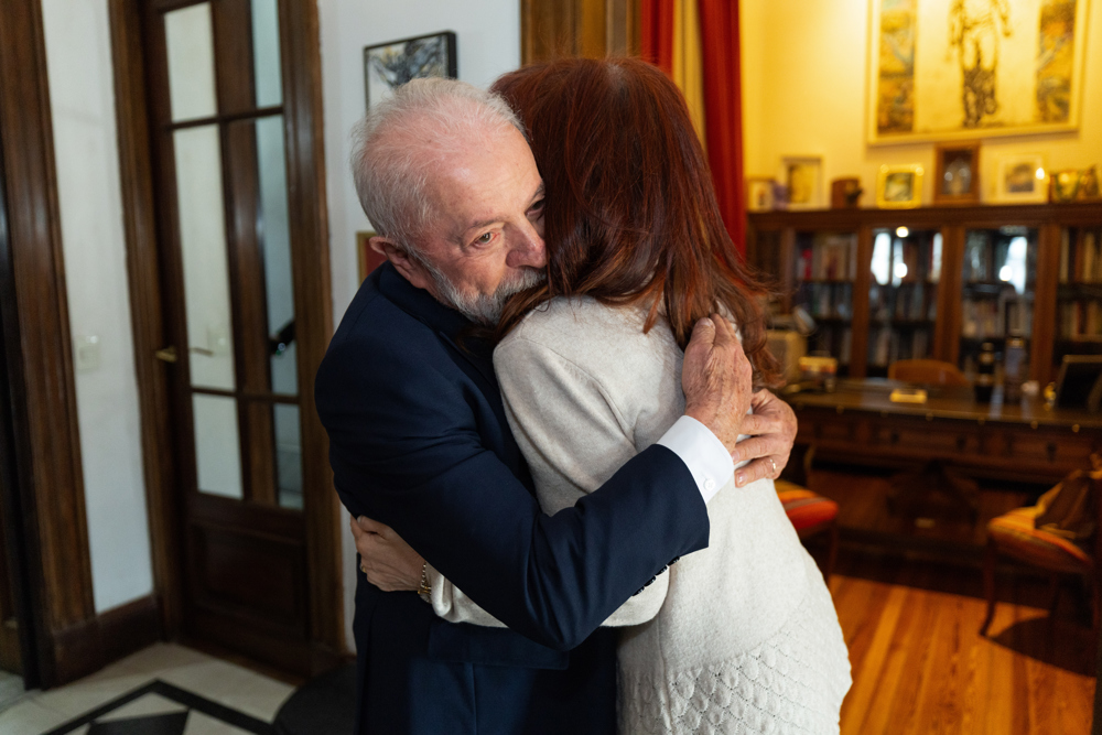 presidente do Brasil, Luiz Inácio Lula da Silva (à esq.), abraçando a ex-presidenta argentina Cristina Fernández durante