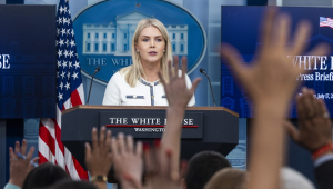 A porta-voz da Casa Branca, Karoline Leavitt, responde a perguntas de jornalistas na sala de imprensa da Casa Branca, em Washington, DC