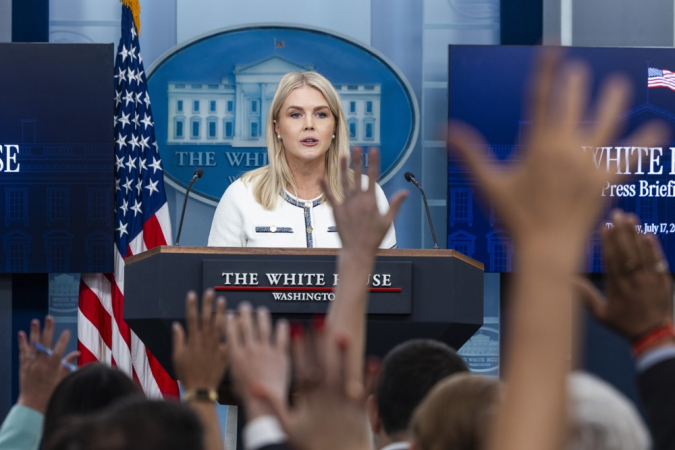 A porta-voz da Casa Branca, Karoline Leavitt, responde a perguntas de jornalistas na sala de imprensa da Casa Branca, em Washington, DC