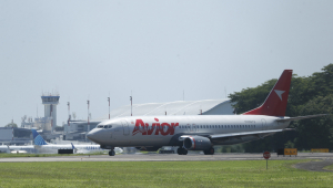 Avião que transporta venezuelanos detidos em El Salvador com destino à Venezuela