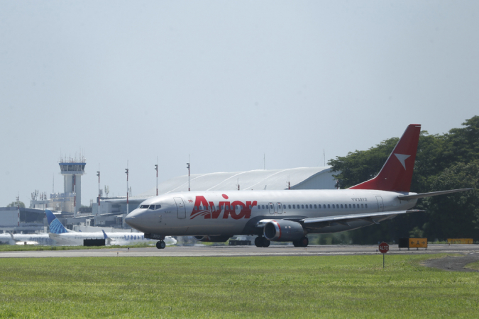 Avião que transporta venezuelanos detidos em El Salvador com destino à Venezuela