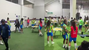 seleção brasileira feminina aquecendo em uma sala