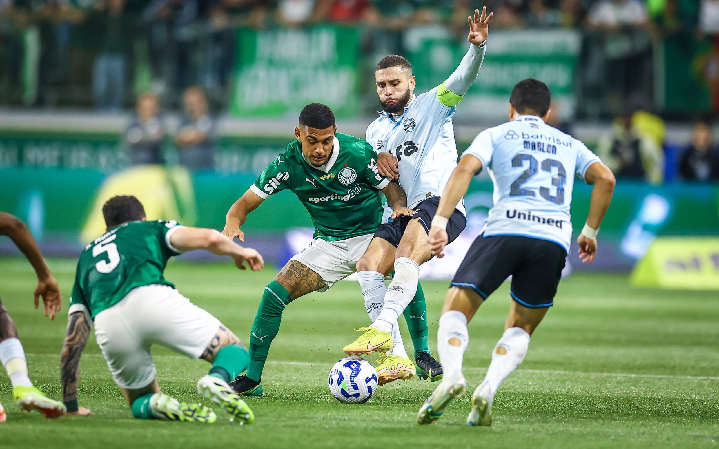 Disputa de bola na derrota do Grêmio para o Palmeiras. 