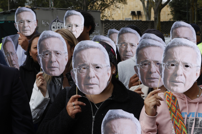 Apoiadores do ex-presidente Álvaro Uribe comparecem ao Complexo Judicial de Paloquemao para apoiá-lo