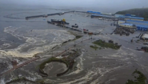 Uma imagem extraída de um vídeo divulgado pelo Centro Geofísico da Academia Russa de Ciências mostra uma área alagada em Severo-Kurilsk, na região de Sakhalin, Rússia, em 30 de julho de 2025. As autoridades da região de Sakhalin declararam estado de emergência após um terremoto de magnitude 8,8 atingir a costa da Península de Kamchatka, na Rússia, no dia 30 de julho, gerando alertas de ondas gigantes e ordens de evacuação. (Terremoto/sismo, Rússia) EFE/EPA/CENTRO GEOFÍSICO DA ACADEMIA RUSSA DE CIÊNCIAS – DIVULGAÇÃO SOMENTE PARA USO EDITORIAL/PROIBIDA A VENDA.