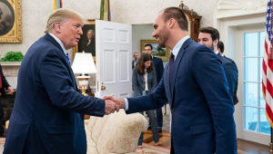 O presidente Donald J. Trump, acompanhado do secretário de Estado Mike Pompeo, reúne-se com o ministro das Relações Exteriores do Brasil, Ernesto Henrique Araújo; com o deputado federal e presidente da Comissão de Relações Exteriores, Eduardo Nantes Bolsonaro