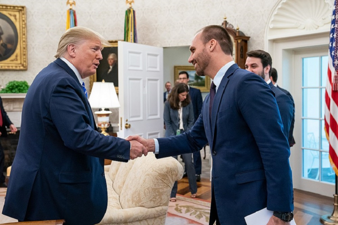O presidente Donald J. Trump, acompanhado do secretário de Estado Mike Pompeo, reúne-se com o ministro das Relações Exteriores do Brasil, Ernesto Henrique Araújo; com o deputado federal e presidente da Comissão de Relações Exteriores, Eduardo Nantes Bolsonaro