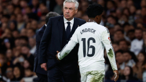 Endrick cumprimenta Ancelotti ao ser substituído em Real Madrid x Mallorca, pela La Liga