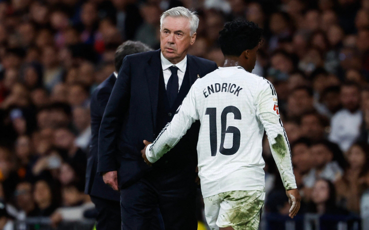 Endrick cumprimenta Ancelotti ao ser substituído em Real Madrid x Mallorca, pela La Liga