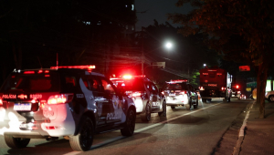 Manifestantes colocaram fogo e bloquearam avenidas em Paraisópolis após a morte de um jovem durante ação da Polícia Militar