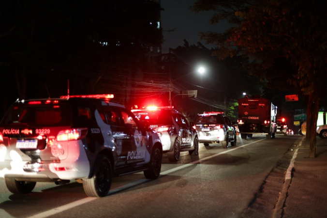 Manifestantes colocaram fogo e bloquearam avenidas em Paraisópolis após a morte de um jovem durante ação da Polícia Militar