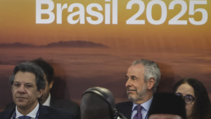 O ministro da Fazenda, Fernando Haddad, assiste sessão plenária "Fortalecimento do Multilateralismo, Assuntos Econômico-Financeiros e Inteligência Artificial" durante a 17ª Cúpula do BRICS, realizada no Museu de Arte Moderna (MAM), na cidade do Rio de Janeiro