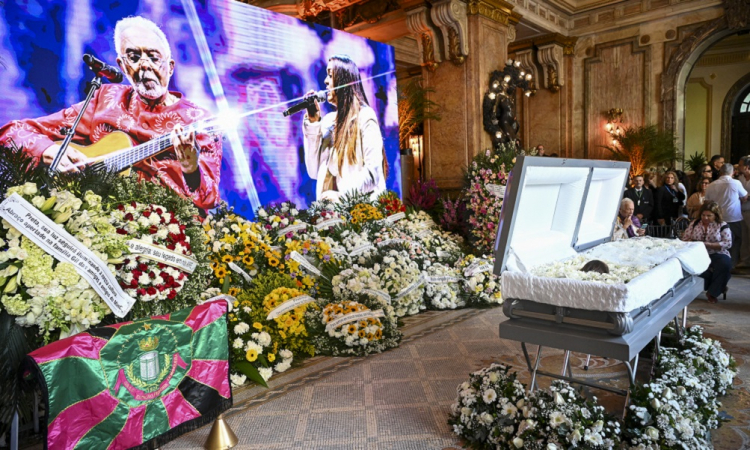Fãs, amigos e familiares se despedem de Preta Gil em velório no Rio