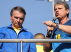 O governador de São Paulo, Tarcísio de Freitas (Republicanos)(e), participa de ato em apoio ao ex-presidente Jair Bolsonaro