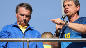 O governador de São Paulo, Tarcísio de Freitas (Republicanos)(e), participa de ato em apoio ao ex-presidente Jair Bolsonaro