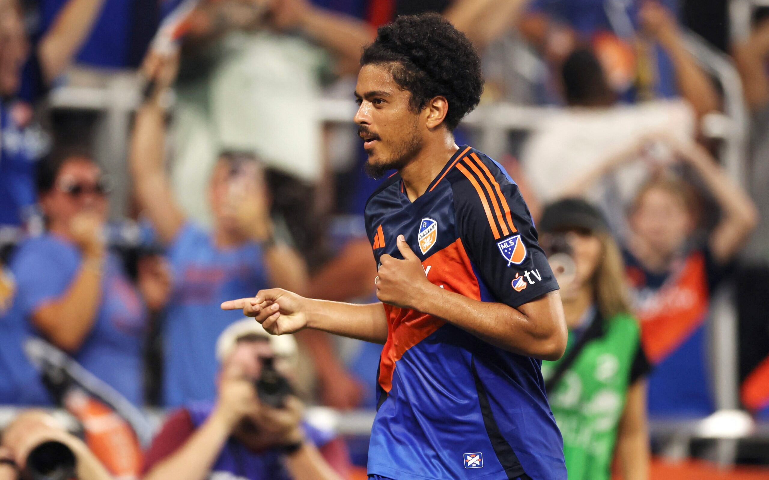 Evander comemora um de seus gols na vitória do Cincinatti 