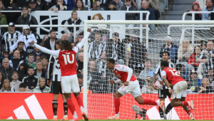 Gabriel Magalhães, do Arsenal, comemora após marcar o segundo gol da equipe na partida contra o Newcastle, pelo Campeonato Inglês