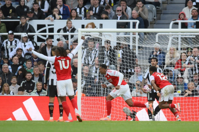 Gabriel Magalhães, do Arsenal, comemora após marcar o segundo gol da equipe na partida contra o Newcastle, pelo Campeonato Inglês