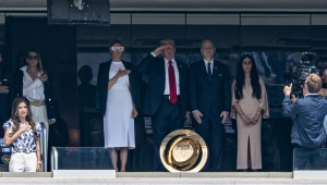 O presidente dos Estados Unidos, Donald Trump (c), a primeira-dama, Melania Trump (c-e), o presidente da Fifa, Gianni Infantino (c-d), e sua esposa, Leena Al Ashqar, assistem neste domingo à final do Mundial de Clubes entre Chelsea e Paris Saint-Germain
