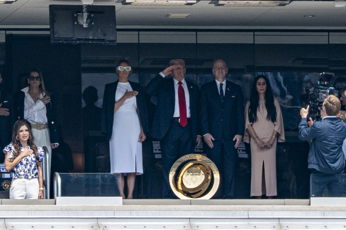 O presidente dos Estados Unidos, Donald Trump (c), a primeira-dama, Melania Trump (c-e), o presidente da Fifa, Gianni Infantino (c-d), e sua esposa, Leena Al Ashqar, assistem neste domingo à final do Mundial de Clubes entre Chelsea e Paris Saint-Germain