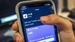 pessoa segurando um celular com o aplicativo xAI