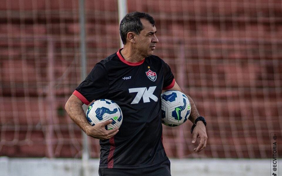Fábio Carille comanda treino do Vitória 