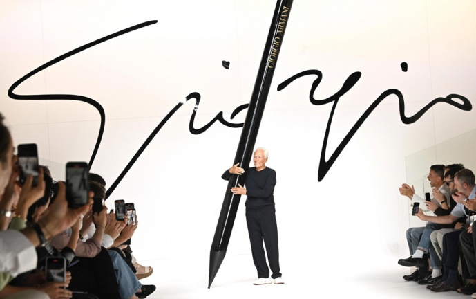 O estilista italiano Giorgio Armani cumprimenta o público ao final da apresentação da coleção masculina