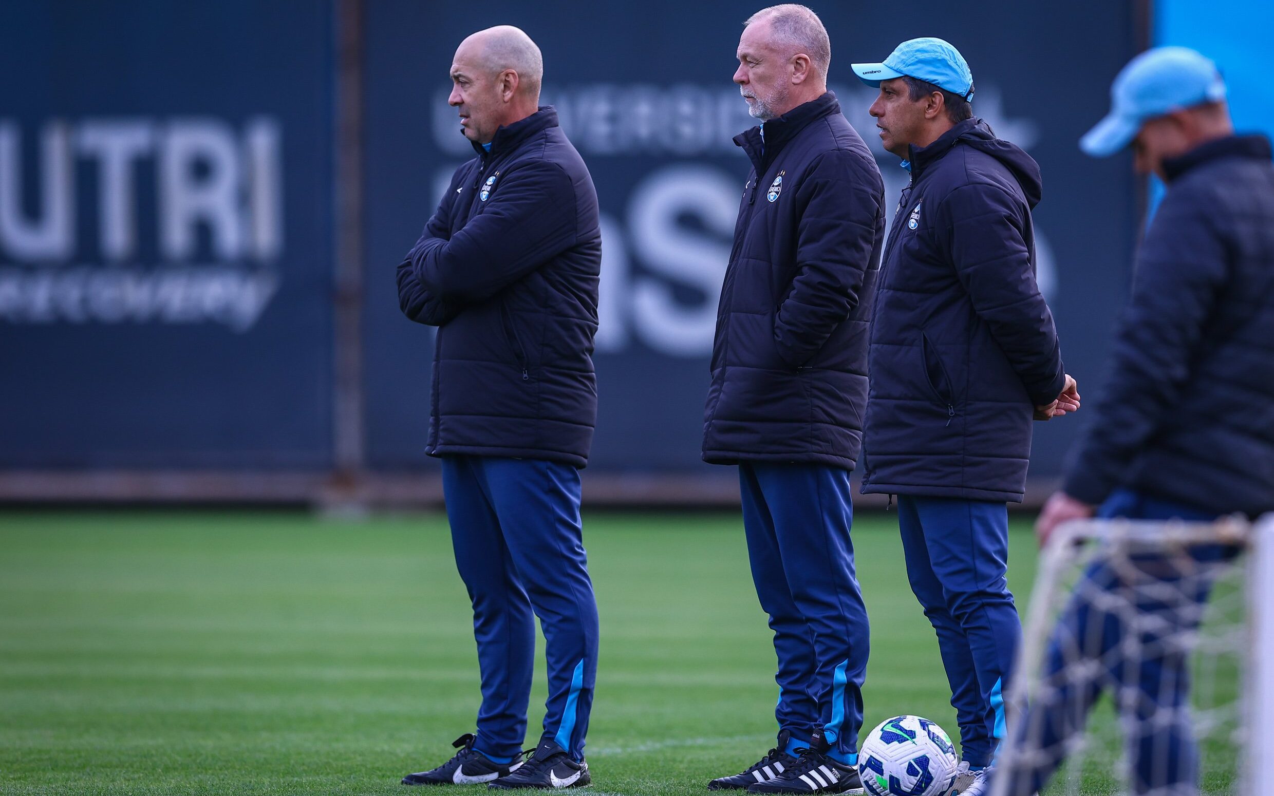 Flávio de Oliveira, Mano Menezes e Sidnei Lobo observam treinamento do Grêmio. 